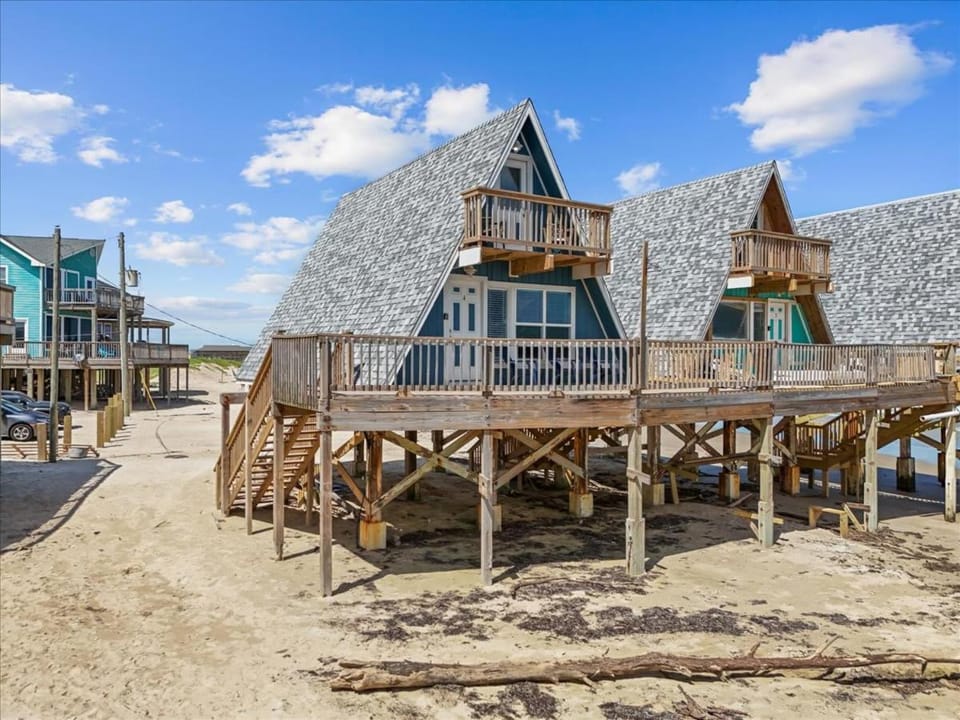 Sleep Over the Ocean House in Surfside Beach