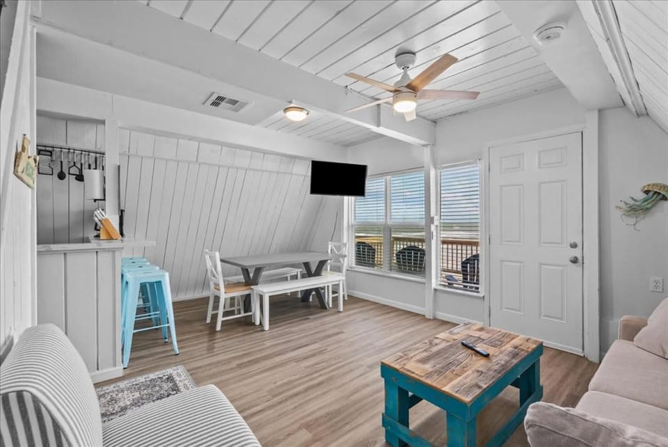 Sleep Over the Ocean House in Surfside Beach