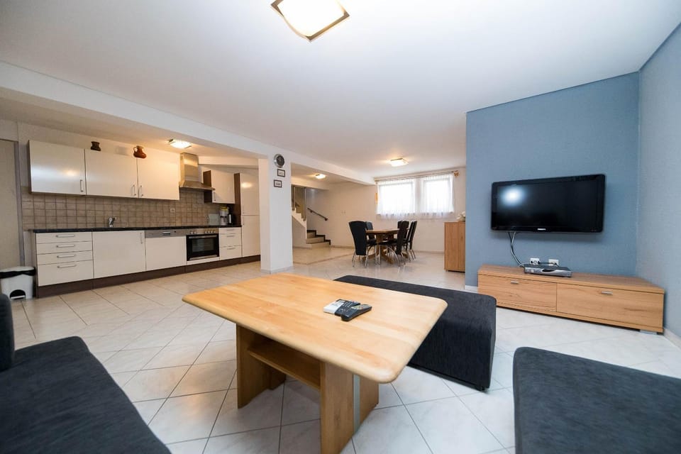 TV and multimedia, Kitchen or kitchenette, Living room, Seating area, Dining area
