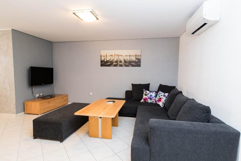 Communal lounge/ TV room, TV and multimedia, Living room, Seating area