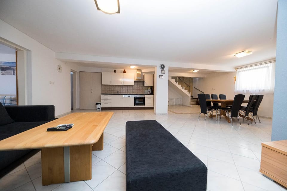 Kitchen or kitchenette, Living room, Seating area, Dining area