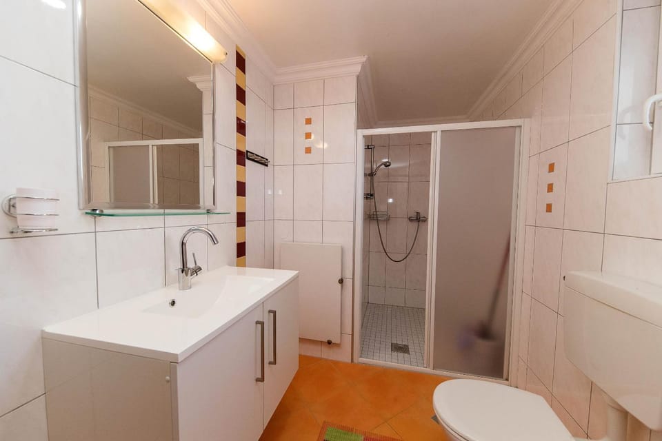 Shower, Toilet, Bathroom, towels