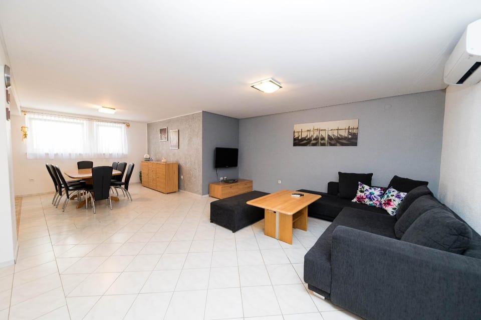 Communal lounge/ TV room, TV and multimedia, Living room, Seating area, Dining area