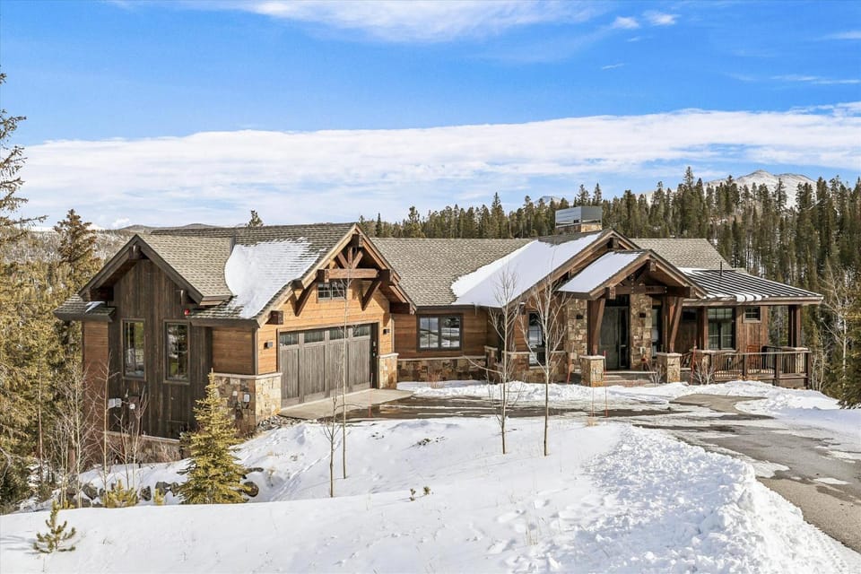Barton Creek Vista: Secluded Peak 7 Home, Hot Tub & Fireplace! House in Breckenridge