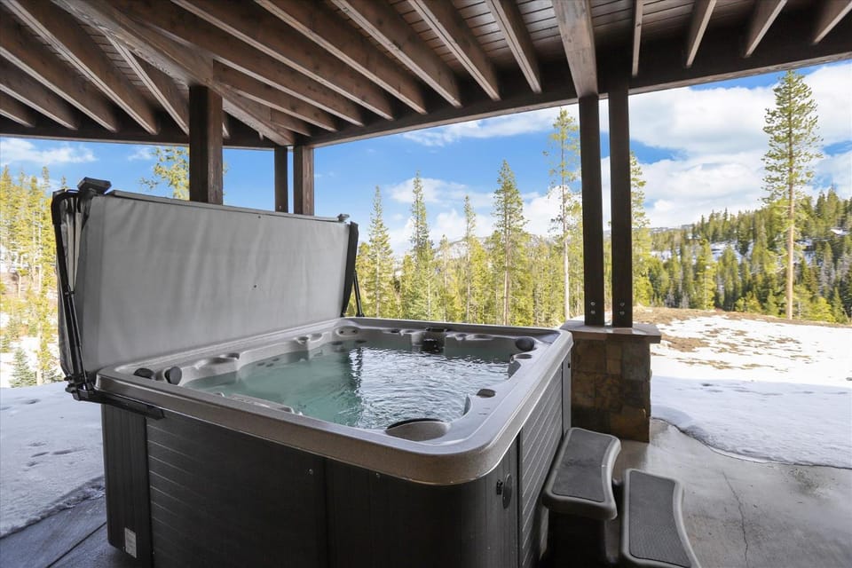 Barton Creek Vista: Secluded Peak 7 Home, Hot Tub & Fireplace! House in Breckenridge