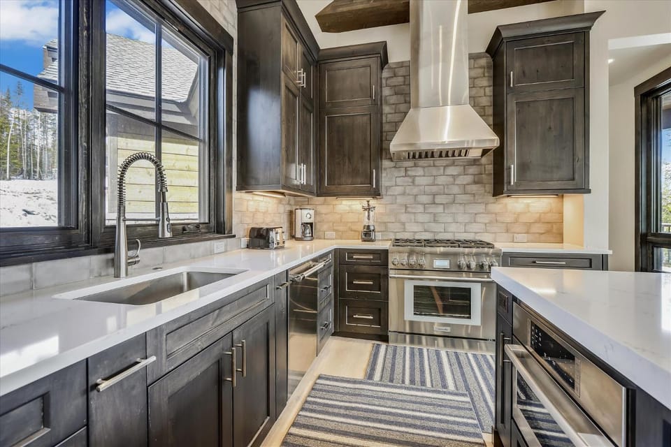 Barton Creek Vista: Secluded Peak 7 Home, Hot Tub & Fireplace! House in Breckenridge