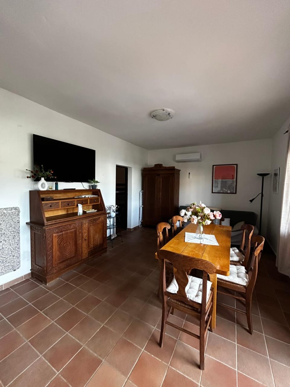 Communal lounge/ TV room, TV and multimedia, Living room, Seating area, Dining area