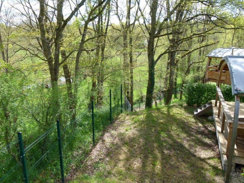 Cabane cosy avec terrasse en hauteur, poêle à bois - API-1-52-1725 Campground/ 
RV Resort in Centre-Val de Loire