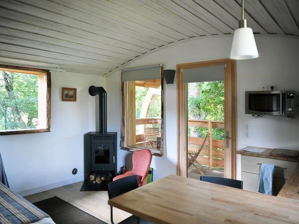 Cabane cosy avec terrasse en hauteur, poêle à bois - API-1-52-1725 Campground/ 
RV Resort in Centre-Val de Loire
