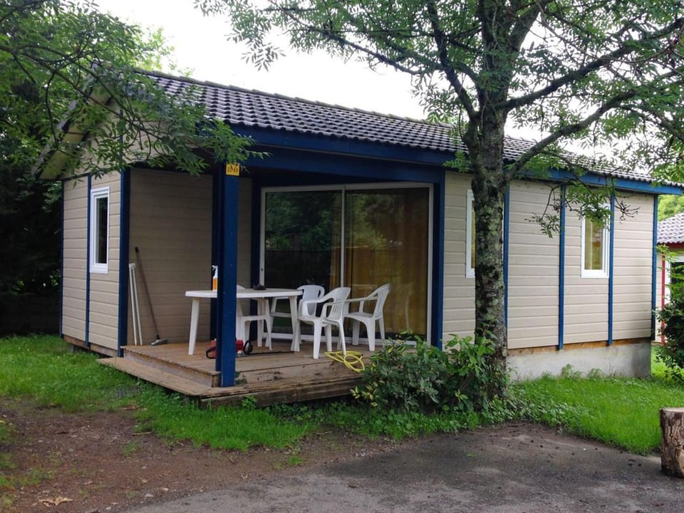 Chalet Confortable 7 Pers. avec Terrasse - API-1-52-1752 Campground/ 
RV Resort in Occitanie