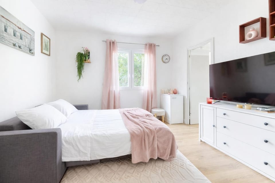 Bed, TV and multimedia, Living room, heating