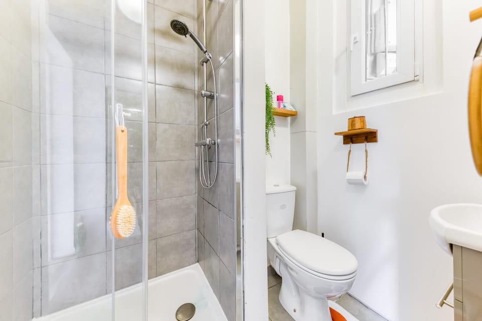 Shower, Toilet, Bathroom, towels