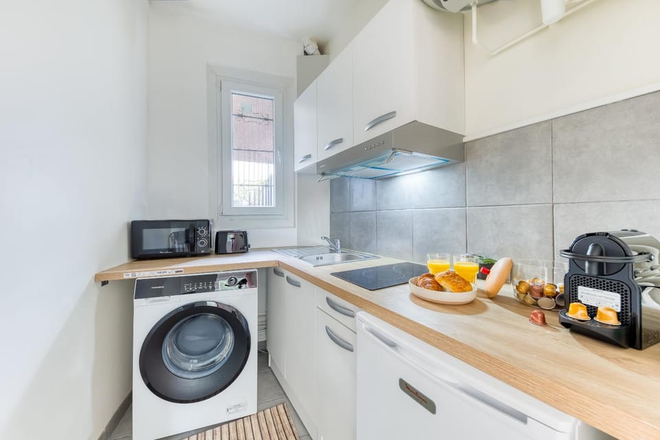 Coffee/tea facilities, microwave, stove, toaster, kitchen