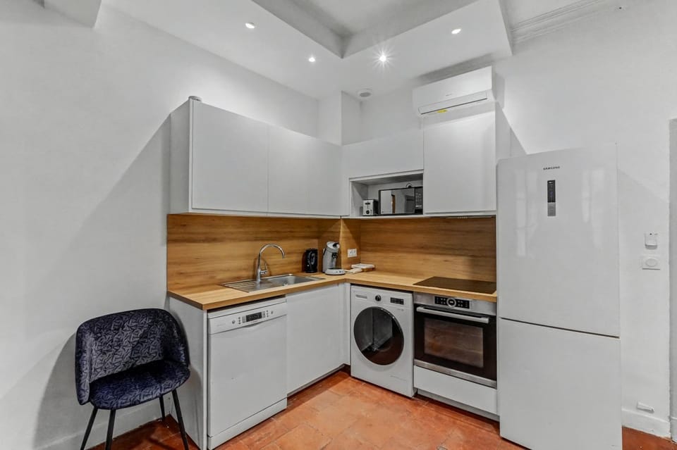 Kitchen or kitchenette, dishwasher, oven, stove, toaster, washing machine, dryer