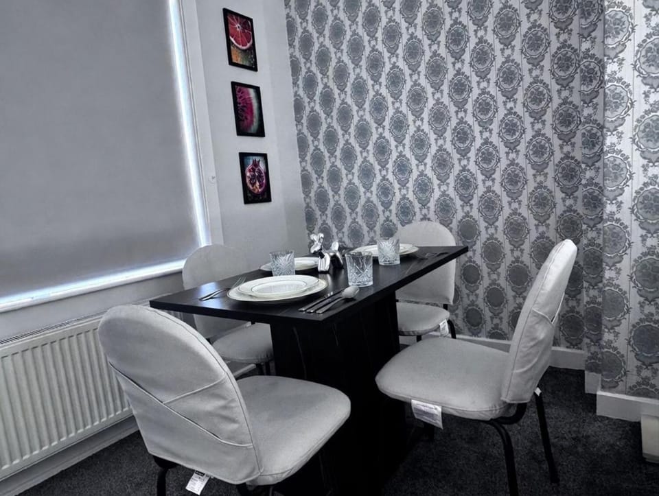 The Castleton Haven - 3 Bed Semi near M62 & M60 Motorways and Easy access to Manchester City Centre - Netflix and free high speed WIFI House in Rochdale