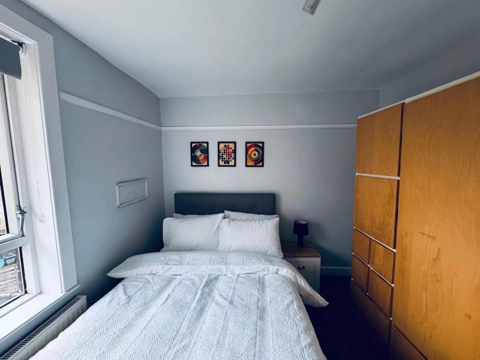 The Castleton Haven - 3 Bed Semi near M62 & M60 Motorways and Easy access to Manchester City Centre - Netflix and free high speed WIFI House in Rochdale