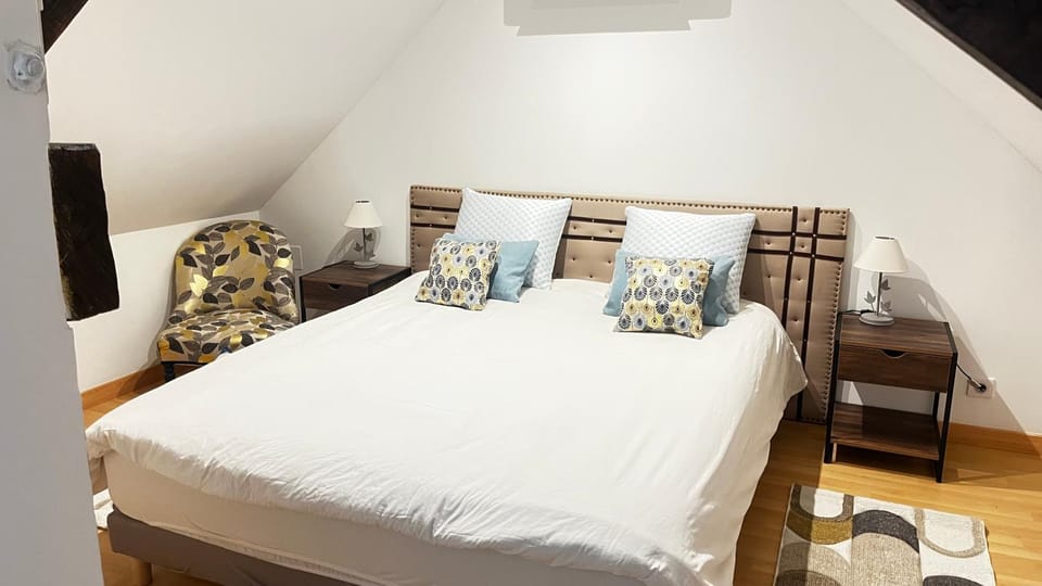 Bed, Photo of the whole room, Bedroom