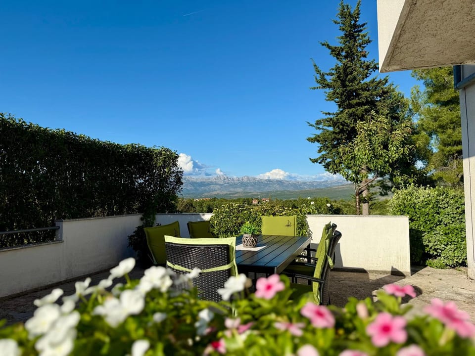 Property building, Balcony/Terrace, Mountain view