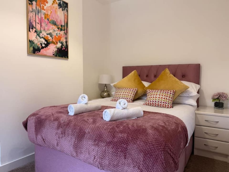 Sunnyside Stay 2 Bed Sleeps 5 Parking WiFi Contractors House in Telford