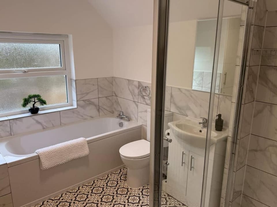 Sunnyside Stay 2 Bed Sleeps 5 Parking WiFi Contractors House in Telford