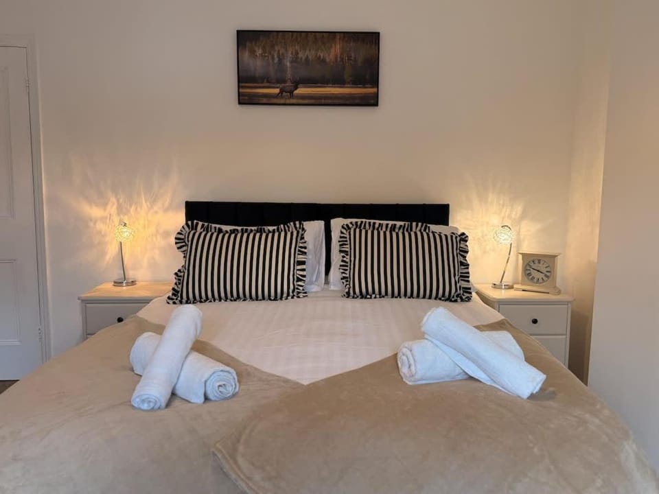 Sunnyside Stay 2 Bed Sleeps 5 Parking WiFi Contractors House in Telford