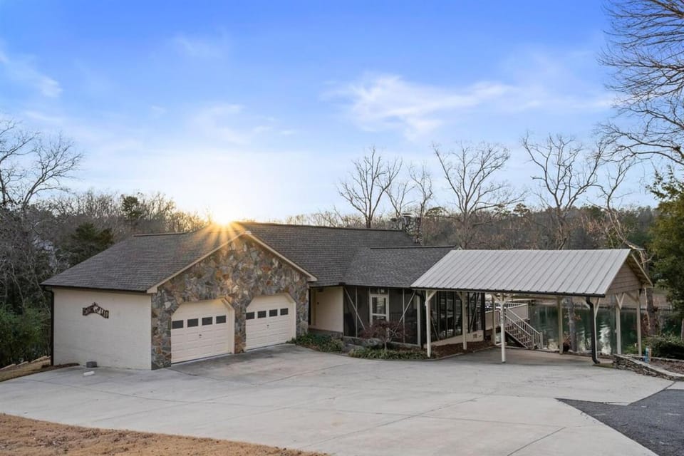 Lake House, Fire Table, Hot Tub, Screened in Porch House in Lake Wylie