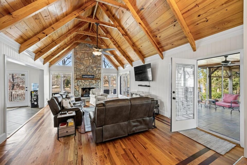 Lake House, Fire Table, Hot Tub, Screened in Porch House in Lake Wylie