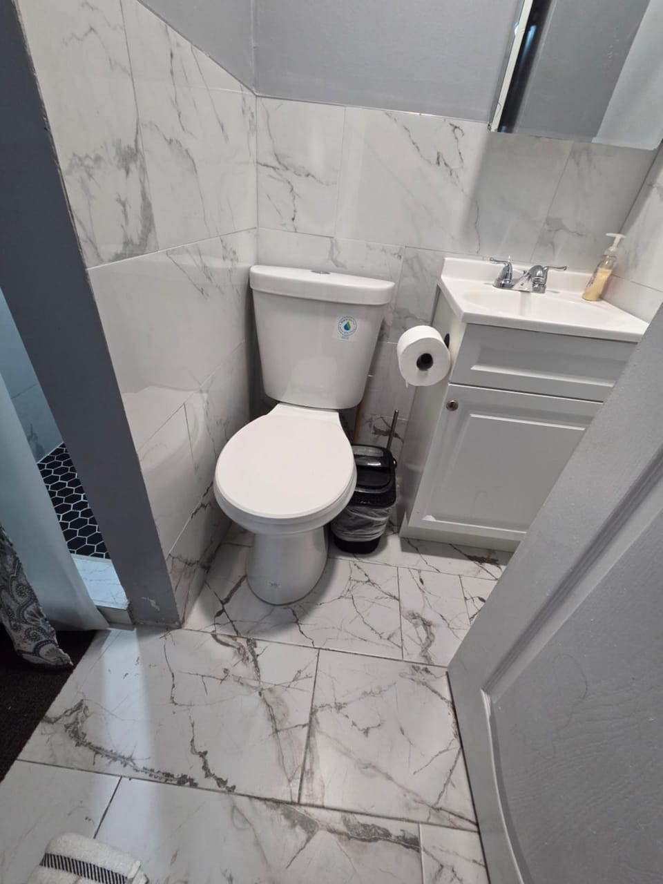 Ground Floor Mini studio in a 3BR with private bath and toilet Bed and Breakfast in Irvington