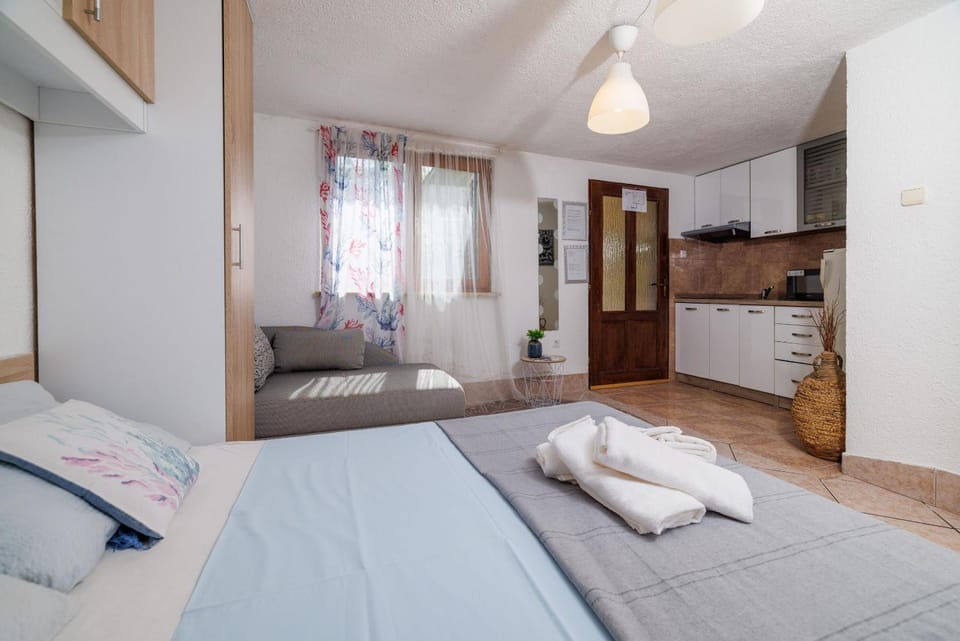 Kitchen or kitchenette, Bedroom