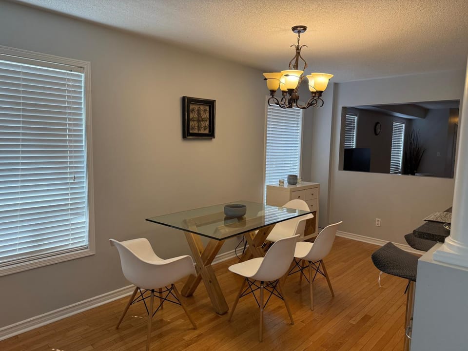 Spacious Three Bedroom House Wifi Parking House in Halton Hills