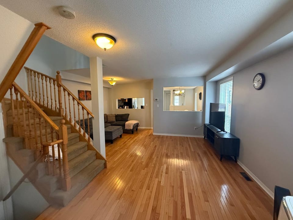 Spacious Three Bedroom House Wifi Parking House in Halton Hills