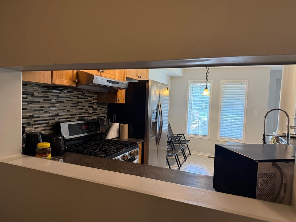 Spacious Three Bedroom House Wifi Parking House in Halton Hills