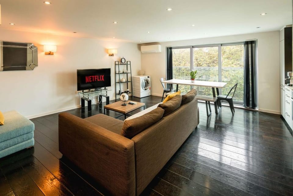 Swiss Cottage Retreat Sleeps 5 Regents Park Apartment in London Borough of Camden