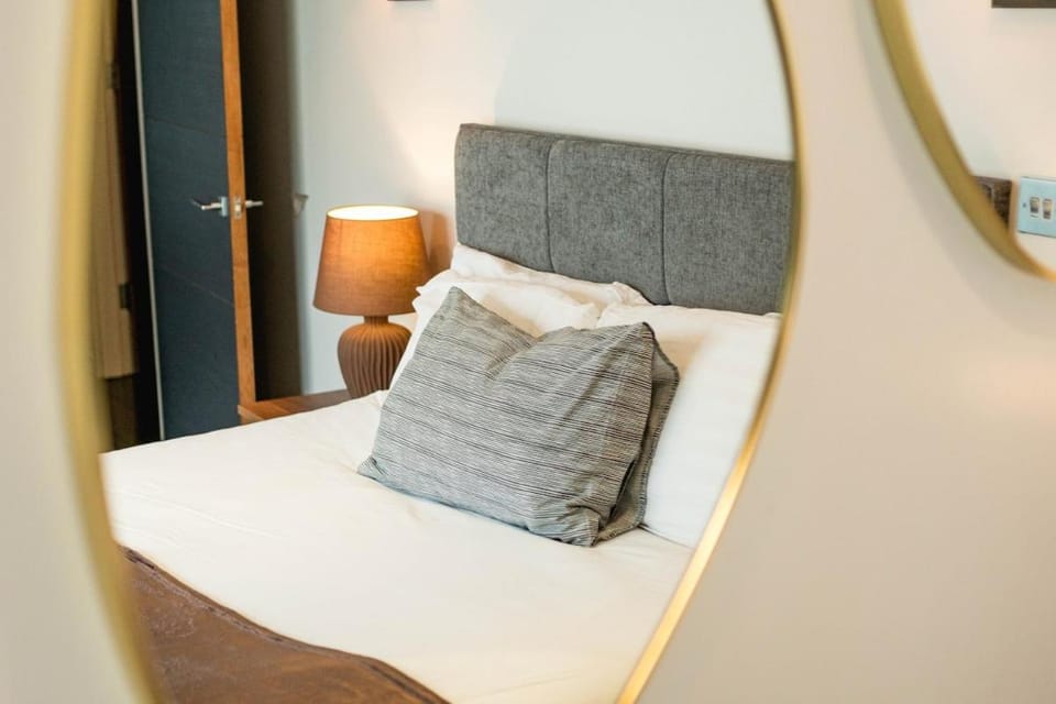 Swiss Cottage Retreat Sleeps 5 Regents Park Apartment in London Borough of Camden