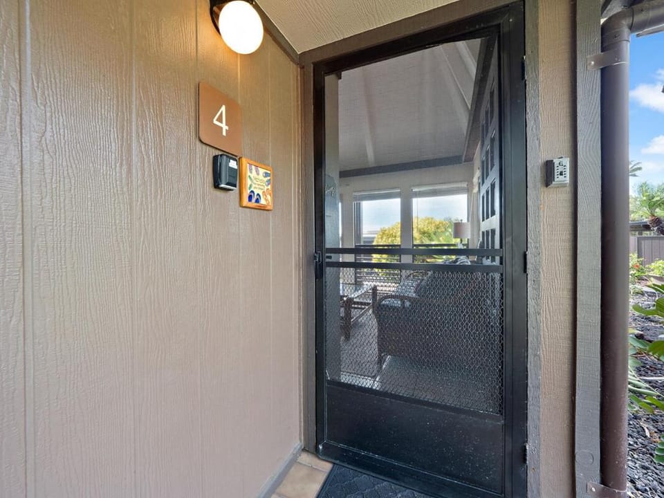 #04 Black Sand Beach Condo Apartment in Big Island