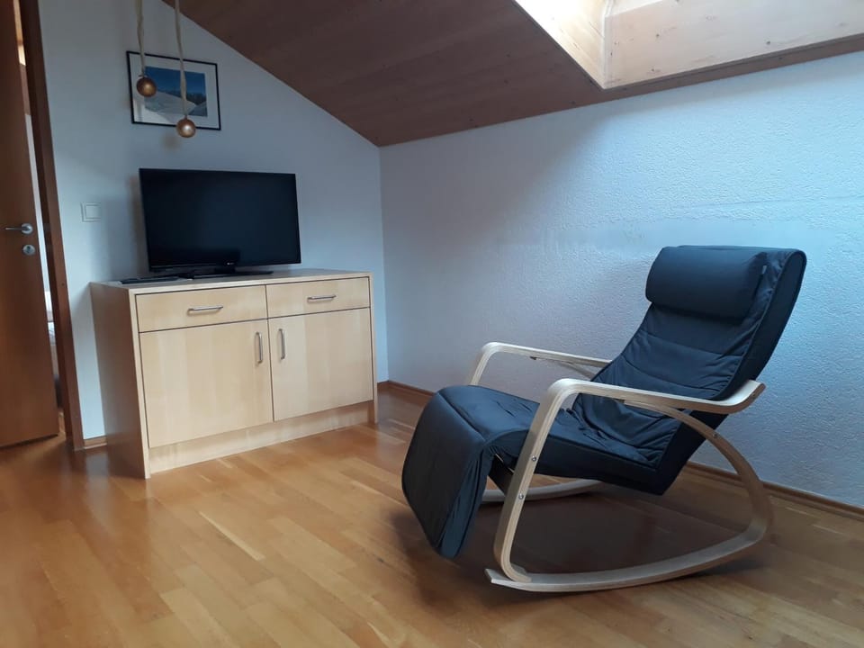 TV and multimedia, Living room, Decorative detail, Seating area
