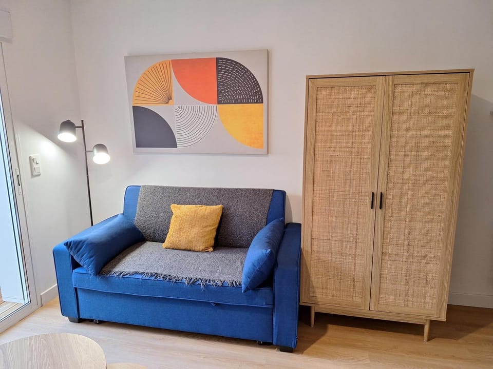 TV and multimedia, Living room, Seating area, internet, wardrobe