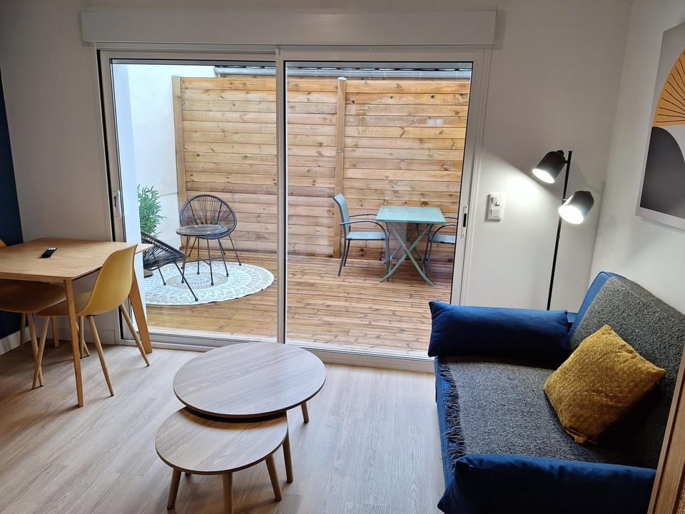 Patio, Living room, Seating area, Dining area, internet