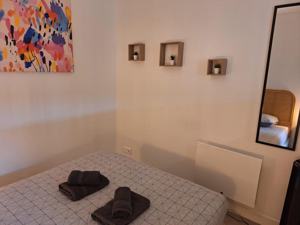 Bed, Photo of the whole room, Bedroom, towels