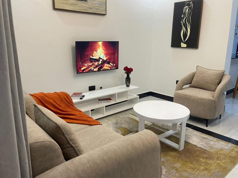 Communal lounge/ TV room, TV and multimedia, Living room, Seating area, Garden view