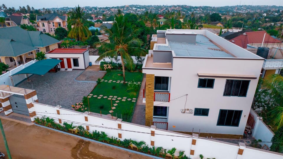 Property building, Day, Neighbourhood, Bird's eye view, Garden view, Quiet street view