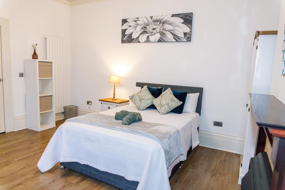 Spacious 5BR 2 Bath House in Sunderland Perfect for Contractors and Families Apartment in Sunderland