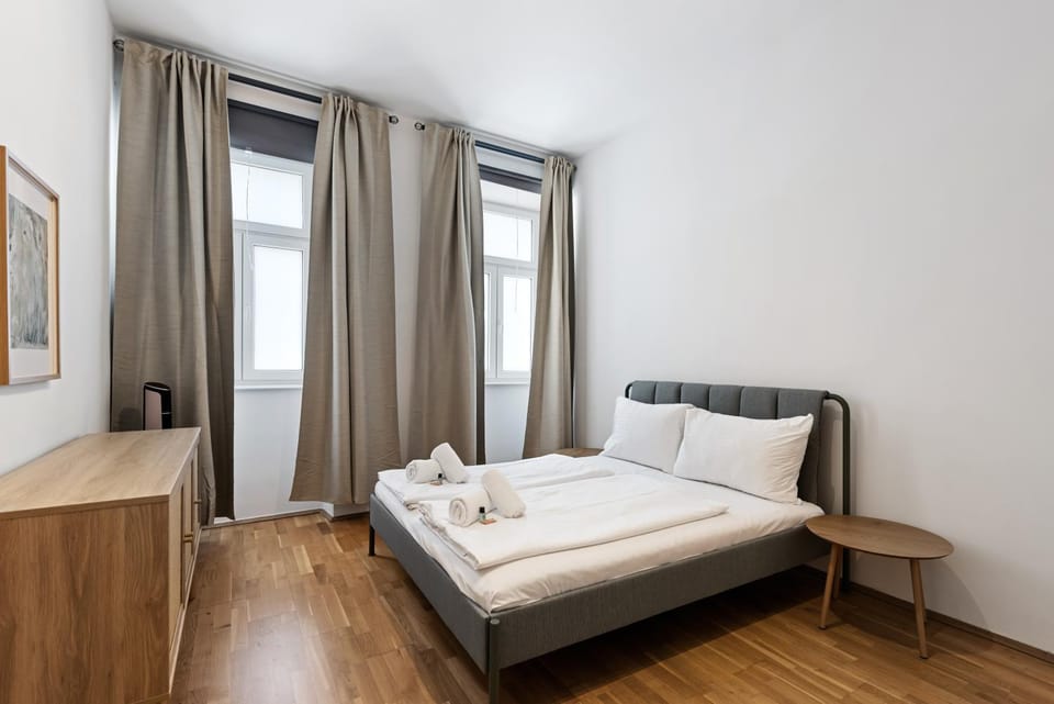 Bed, Bedroom, towels
