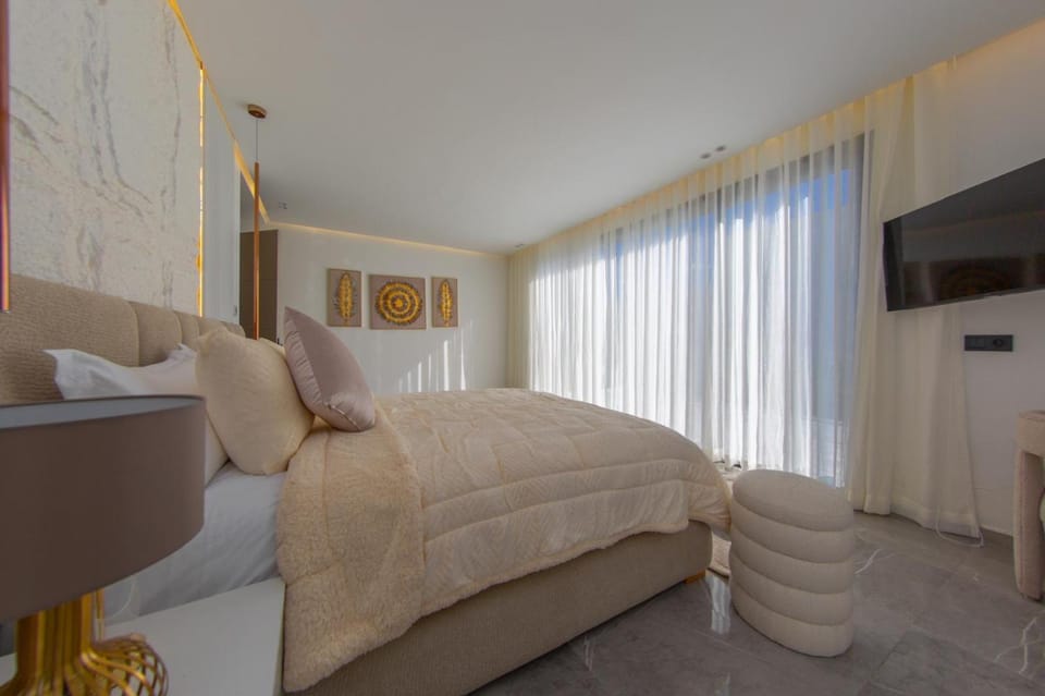 Bed, TV and multimedia, Photo of the whole room, Bedroom