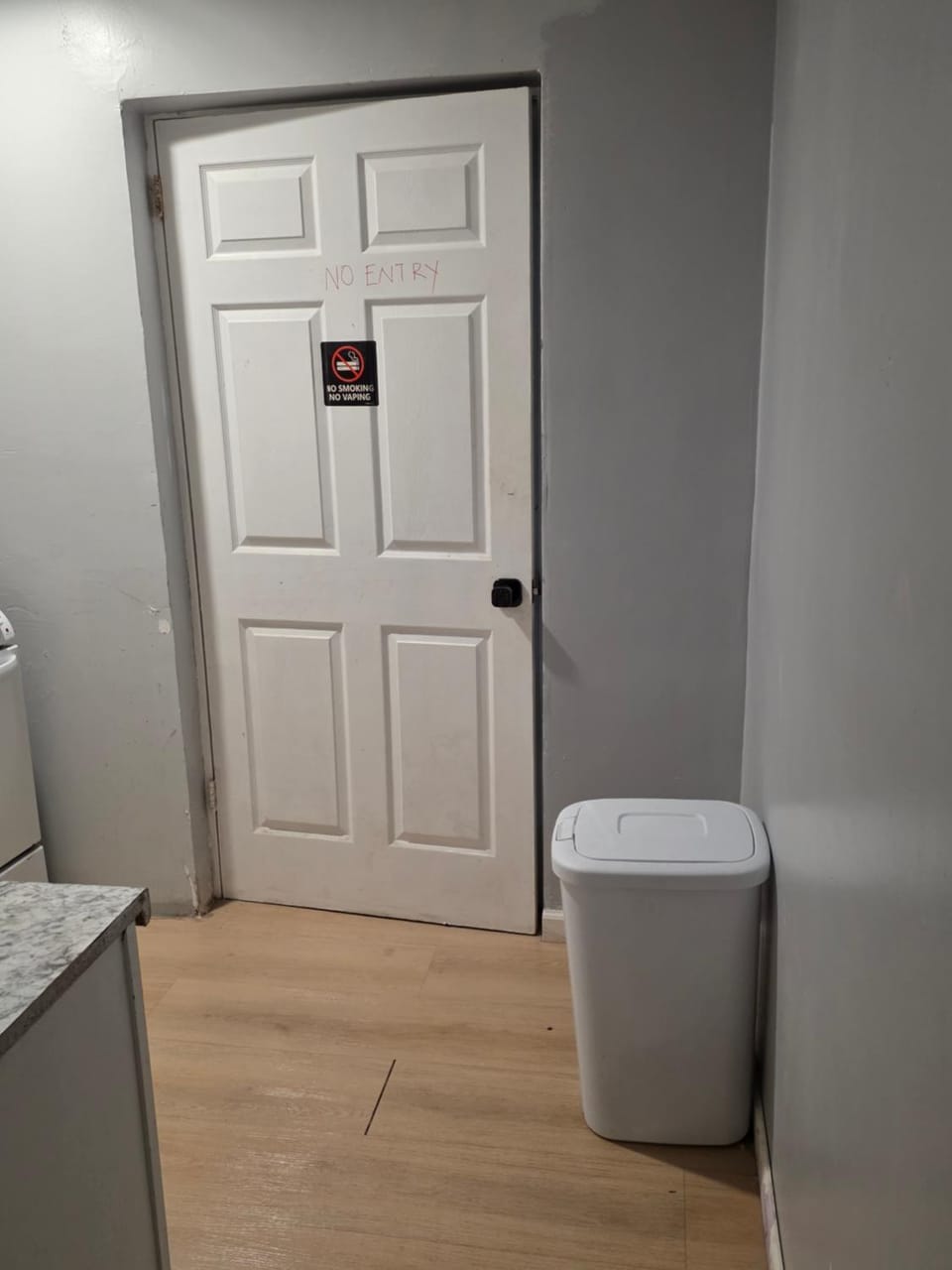 Modern ground floor room with Private Bath, 7 mins to the airport and 18 mins to NYC Nature lodge in Irvington