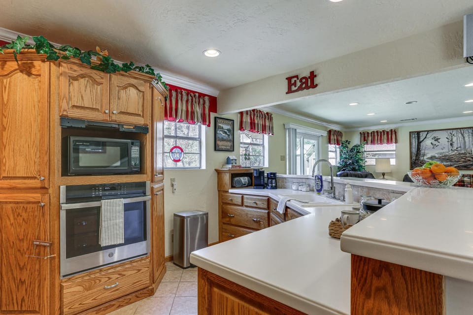 Lake Days on Sam Rayburn! Wooded Retreat w/ Yard House in Texas