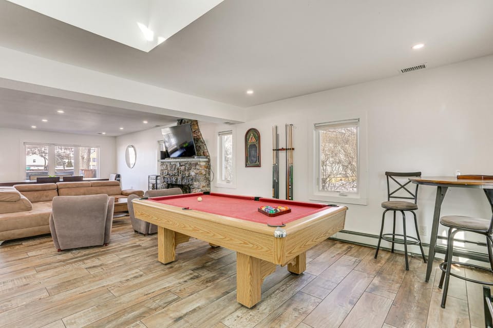 Family Summer Getaway w/ Hot Tub on Lake Hopatcong House in Lake Hopatcong