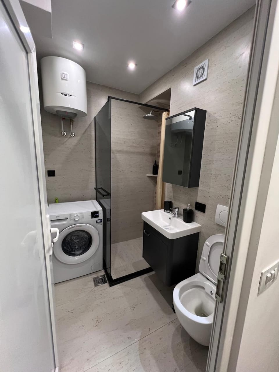 Shower, Toilet, Bathroom, towels, washing machine