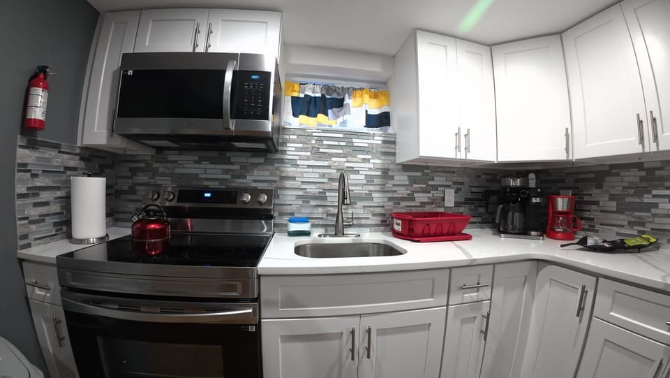 Coffee/tea facilities, Kitchen or kitchenette, stove, toaster