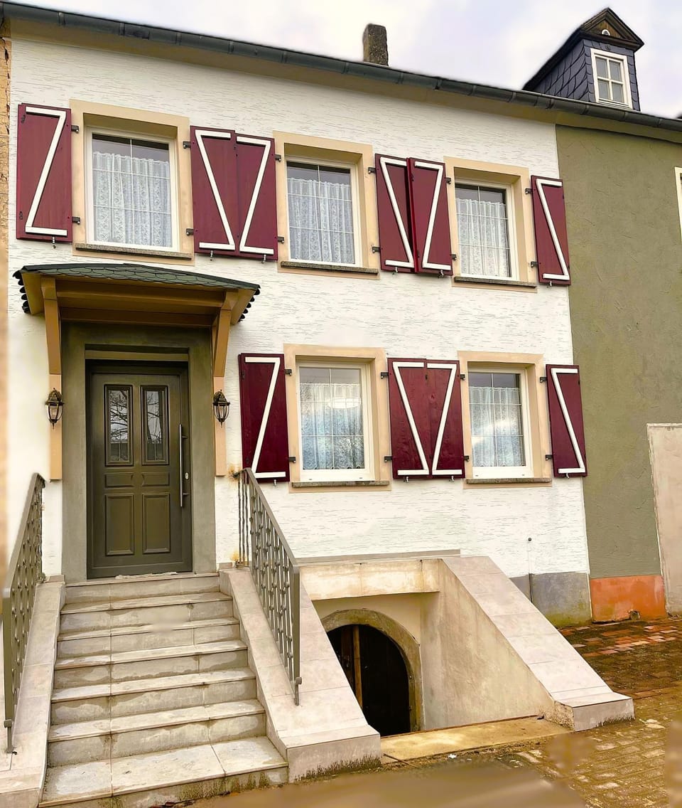 Property building, Facade/entrance, Off site, Day
